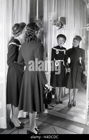 Zwei Modelle Bei der Anprobe von Kleidern von Modeschpferin Annemaria Geise; Deutschland ca. 1939. Zwei Modelle Kleider von Mode-Designer Annemaria Geise versuchen; Deutschland ca. 1939. Stockfoto