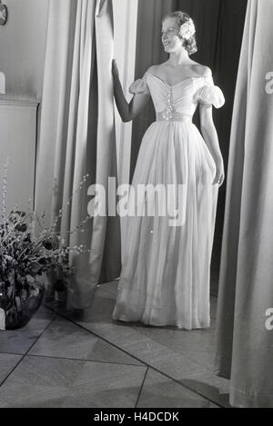 Sterben Sie Schauspielerin Kristina Sderbaum in Einem Abendkleid von Moderschpferin Annemaria Geise; Deutschland ca. 1939. Schauspielerin Kristina Sderbaum tragen ein Abendkleid von Modedesignerin Annemaria Geise; Deutschland ca. 1939. Stockfoto