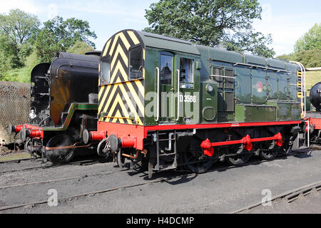 Relikte der Dampf Alter, ein Diesel Rangierlok im Vordergrund und Erlestoke Manor Dampflokomotive hinter Rangierlok gelegen. Stockfoto