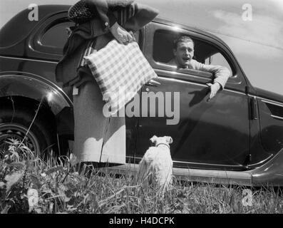 Mit Dem Ford V8 Unterwegs in Deutschland 1930er Jahre. Mit dem Ford V8 auf der Straße, Deutschland der 1930er Jahre. Stockfoto