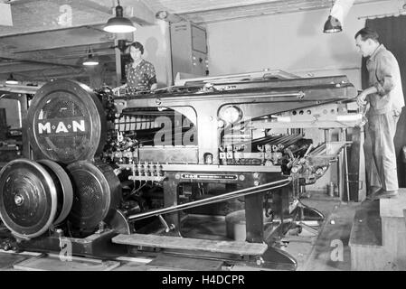 Druckmaschinen in Höhle Mann Büromaschinenhersteller, 1930er Jahre Deutsches Reich. Druckmaschinen, in die MAN-Werke, Deutschland der 1930er Jahre. Stockfoto