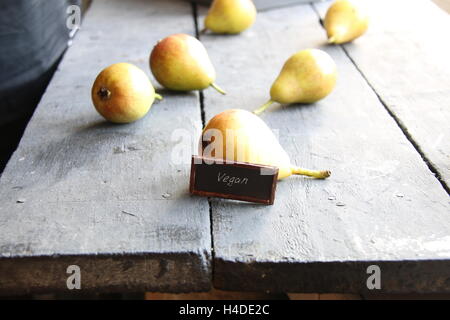 Vegane Text und saftig würzige Birnen. Vintage Zusammensetzung. Stockfoto