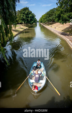 Bootsfahrer auf der Royal Military Canal in Hythe Stockfoto