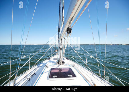 Nahaufnahme von Segelboot oder Yacht Deck im Meer segeln Stockfoto