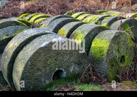 Hathersage. Geschnitzt, rund meißelt, verlassenes Mühlenrad, alt, ländlich, Uralter Mühlstein. Mill Stones im Peak District National Park, Derbyshire, Großbritannien Stockfoto