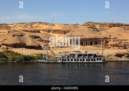 Ausgrabungsstätten mit El-Kula am Nil, davor ein Urlaubsboot zwischen Esna und Edfu, Afrika, Oberägypten, Stockfoto