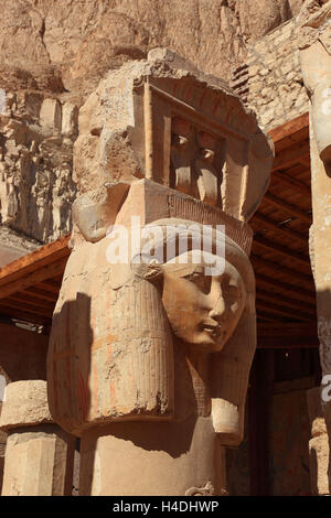 Teil der Tempelanlage, Säule mit Kopf auf Totentempel Hatschepsut, Hatschepsut Tempel in Deir el-Bahari am westlichen Ufer des Nil in Theben, Oberägypten, Ägypten, Afrika, Stockfoto