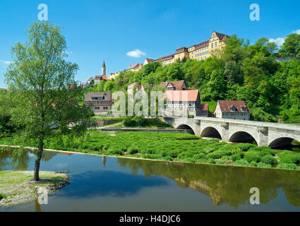 Deutschland, Baden-Wurttemberg, "Berg Kirch in die Jagd", Blick auf die Stadt, Altstadt mit Stadtturm und auf der rechten Seite, Schlossberg Kirch, Landschaft mit Fluss Jagd- und Jagstbrücke, Stockfoto