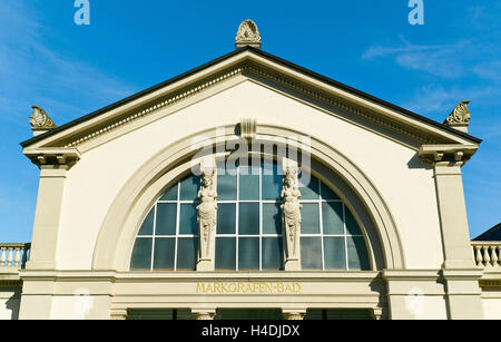 Deutschland, Baden-Würtemberg, Baden Weiler, Mark gräfliche Bad Cassiopeia Therme, über die Eingabe Giebel mit Akroterien und Thermenfenster mit Herm Pilaster, Stockfoto