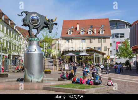 Deutschland, Baden-Württemberg, Bietigheim-Bissingen, Kuhriosum auf der Krone-Platz im Zentrum Stadt, Ku (h) Riosum, auch in Form einer Kuh auf einem Brusthaut Topf, St. Kunst Bildhauer Jürgen Goertz, Stockfoto