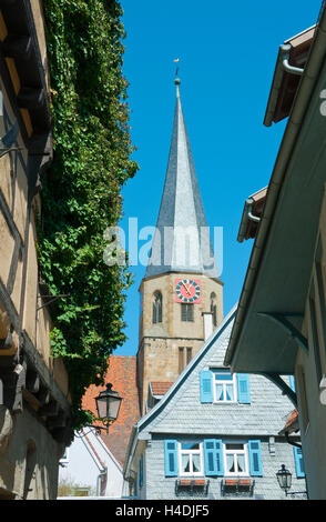 Deutschland, Baden-Wurttemberg, Heimat Bracken, Turm der frühgotische Stadtkirche St. Jakobus, Blick von der Heilbronner Straße für eine schmale Gasse Stockfoto