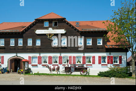 Deutschland, Baden-Wurttemberg, Lenningen-Schock Haar Loch, Otto Hoffmeister, heute Hotel und Land Inn Alptraum Engel mit dem Schock Haar Locher NSG Moore, das älteste Naturschutzgebiet im Landkreis Esslingen, Stockfoto