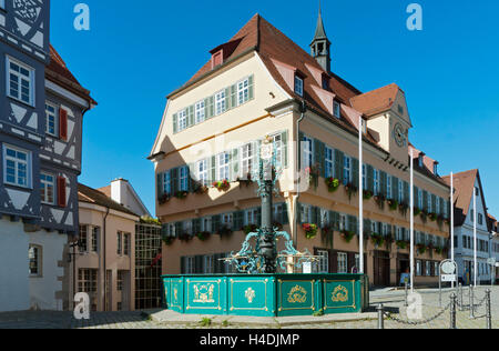 Deutschland, Baden-Wurttemberg, Nürtingen, auf dem linken Riegersches Haus mit Fachwerk, Ornamental Markt gut, auf das richtige Rathaus Stockfoto