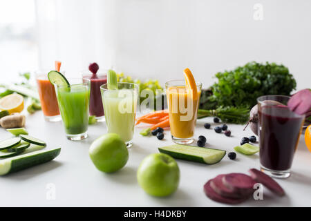 Gläser mit verschiedenen Frucht- oder Gemüsesäfte Stockfoto