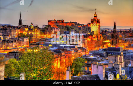 Blick vom Calton Hill in Richtung Schloss Edinburgh - Schottland Stockfoto