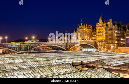 Blick auf das Stadtzentrum von Edinburgh und das Dach der Bahnhof Waverley Stockfoto