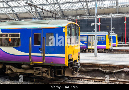 Lokale Züge in Liverpool Lime Street Bahnhof - England Stockfoto