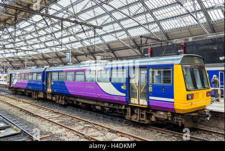 Nahverkehrszug in Liverpool Lime Street Train Station - England Stockfoto