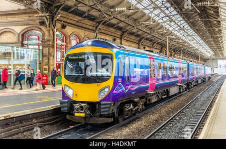 Nahverkehrszug in Preston Station - England Stockfoto