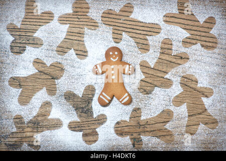 Gingerbread Man Keks- und Puderzucker Eindrücke auf Holz Stockfoto