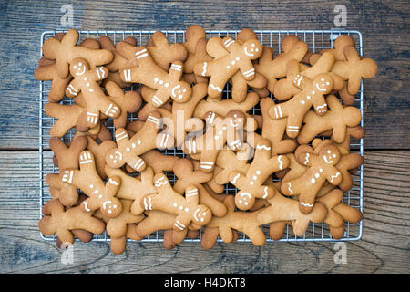 Lebkuchen Männer auf einem Draht Rack-Kühlung Stockfoto