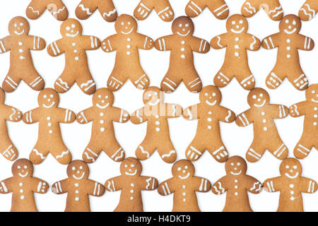 Lebkuchen Männer in Linien auf einem weißen Hintergrund. Muster Stockfoto