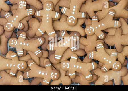 Lebkuchen Männer auf einem Draht Rack-Kühlung Stockfoto