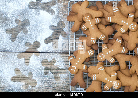 Lebkuchen Männer auf einem Draht Rack-Kühlung Stockfoto