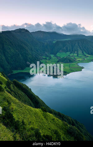 Kratersee Lagoa Azul auf Sao Miguel, Azoren, Portugal Stockfoto