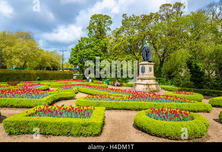 Friary Gärten mit einer Statue des 3. Marquess of Bute - Gardiff, Wales Stockfoto