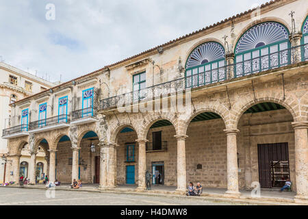 Paläste aus der Kolonialzeit, Casa del Conde de Lombillo und Casa del Marqués de Arcos, Plaza De La Catedral, historische Altstadt Havanna, Stockfoto