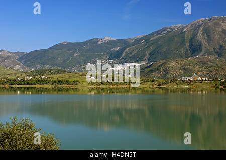 Vinuela See und der Sierra Tejadas Stockfoto