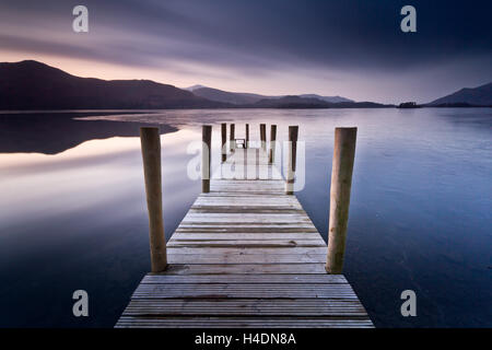 Ashness Jetty in der Dämmerung mit einem teilweise zugefrorenen See Derwent Water, blaue Stunde im Lake District in der Nähe von Keswick Stockfoto