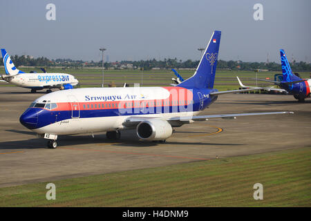 Penang/Malaysia Februar 9, 2015: Boeing 737 von Sriwijaya Air landet auf dem Flughafen Penang Stockfoto