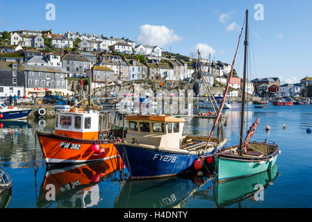 Kleine Fischereifahrzeuge in Mevagissey Hafen Cornwall England UK Stockfoto