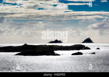 Ansicht von Skellig Felsen und Klippen von Valentia Island, Ring of Kerry, Irland Stockfoto