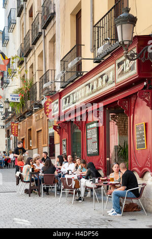 Bars auf der Calle de Barcelona, Huertas, Madrid, Spanien Stockfoto