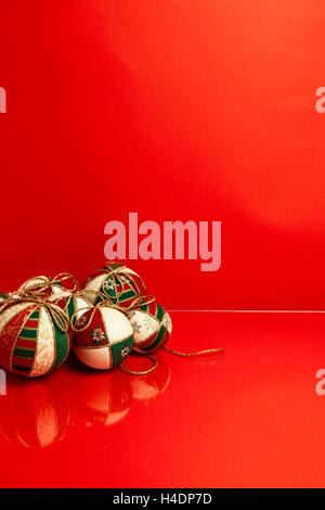 schöne Weihnachtskugeln auf rotem Grund Stockfoto