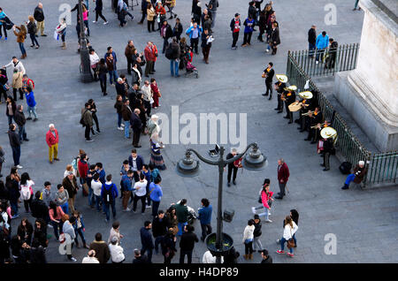 Puerta del Sol, mexikanische Mariachi Band spielt für Menge Touristen schauen, fotografieren, betteln oder etwas verkaufen. Stockfoto