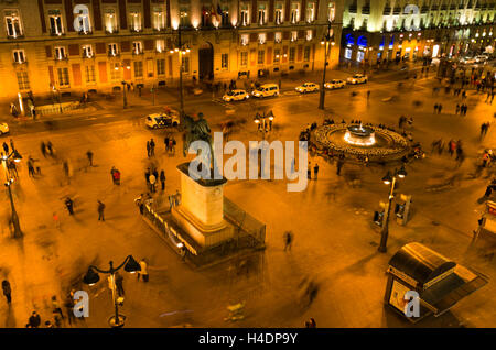 Puerta del Sol, Fräsen Hunderte von Menschen rund um den Platz in der Nacht. Stockfoto