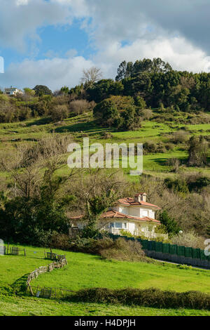 Einsamkeit allein Haus eingebettet am Fuße eines Hügels im Dorf von Laredo, Kantabrien, Spanien Stockfoto