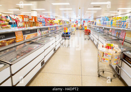 Gang in Island Supermarkt, England, UK Stockfoto