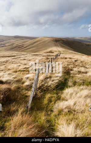 Gipfel-Wanderweg und Zaun am windigen Gyle bis unter den Cheviot Hills an einem stürmischen Anfang Herbst, hellen Sonnentag Northumberland Stockfoto