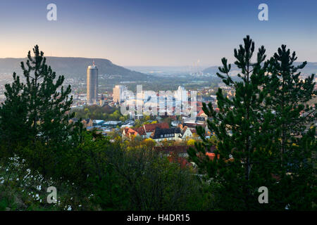 Deutschland, Thüringen, Jena, Blick auf die Stadt Jena im Saal Tal mit JenTower, Campus Ernst Priester Raum der Friedrich-Schimmer-Universität Kalksteinhänge, Sonnenaufgang, Morgenlicht, Frühling Stockfoto