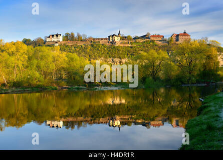 Deutschland, Thüringen, Dornburg-Camburg, Dorndorf-Steudnitz, The Dornburg Paläste - das Renaissance-Schloss, das Rokoko-Schloss und das alte Schloss - spiegeln in der Saale Stockfoto