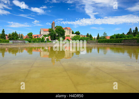 Deutschland, Sachsen-Anhalt, Quedlinburg, der Schlossberg mit Stiftskirche St. Servatius spiegelt sich im Wasser aus einem Becken in den Klostergarten Stockfoto