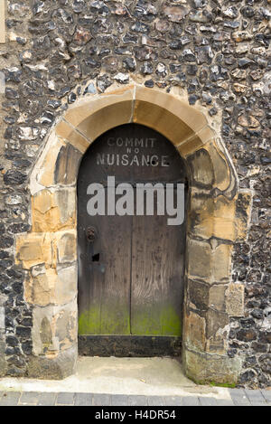 "Kein Ärgernis zu begehen" Schild an die Tür, St Albans Uhrturm, Hertfordshire, England, UK Stockfoto