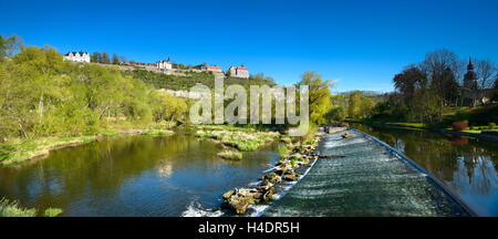 Deutschland, Thüringen, Dornburg-Camburg, spike Dorf-Steudnitz, die Dornburger Schlösser - Renaissance-Schloss, Rokoko Schloss und altes Schloss - über den Fluss zu Halle Stockfoto