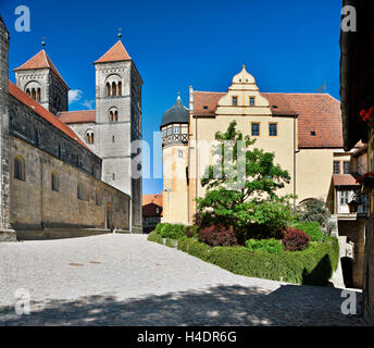 Deutschland, Sachsen-Anhalt, Quedlinburg, auf dem Quedlinburger Schlossberg, auf der linken Seite, die Stiftskirche Kirche St. Servatius auf der rechten Seite der Burg, UNESCO-Welterbe Stockfoto