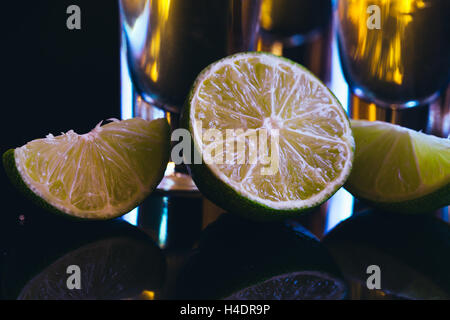 Stapel von Tequila mit Salz hautnah auf der Hintergrund jedoch unscharf. Stockfoto